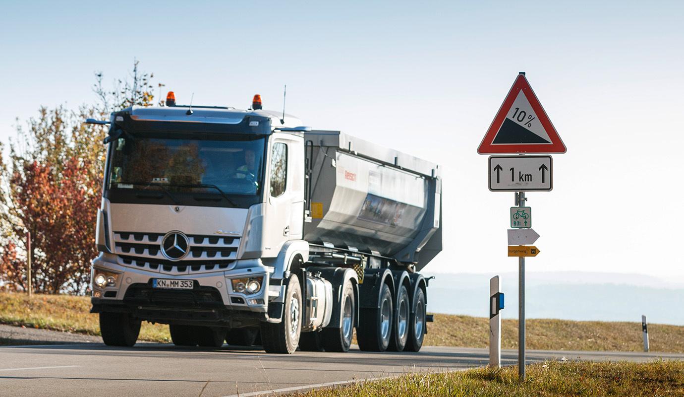 https___dxto1r4ggimee.cloudfront.net_uploads_new-vehicles_fullWidth_desktop_Mercedes-Benz-Arocs-eStar-002