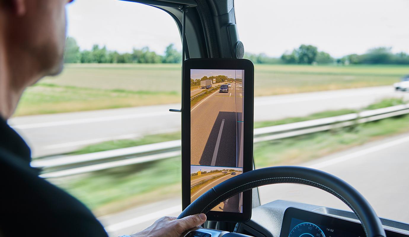 https___dxto1r4ggimee.cloudfront.net_uploads_new-vehicles_fullWidth_desktop_Mercedes-Benz-eActros-eStar-007