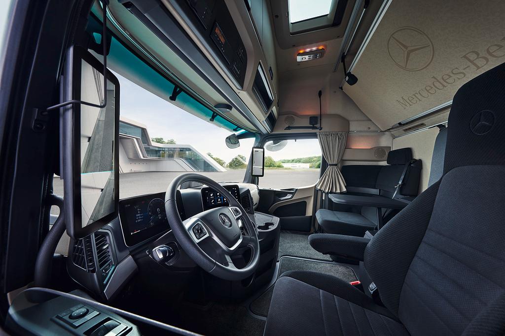 https___dxto1r4ggimee.cloudfront.net_uploads_new-vehicles_grid_240131_2024___Actros_L_ProCabin___Beauty___Image___RGB_MBT10673_2024-07-08-135110_wzbv