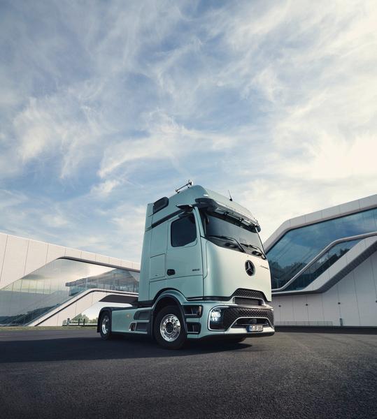 https___dxto1r4ggimee.cloudfront.net_uploads_new-vehicles_grid_240202_2024___Actros_L_ProCabin___Beauty___Image___RGB_MBT10668-2_2024-07-08-135057_wnpp