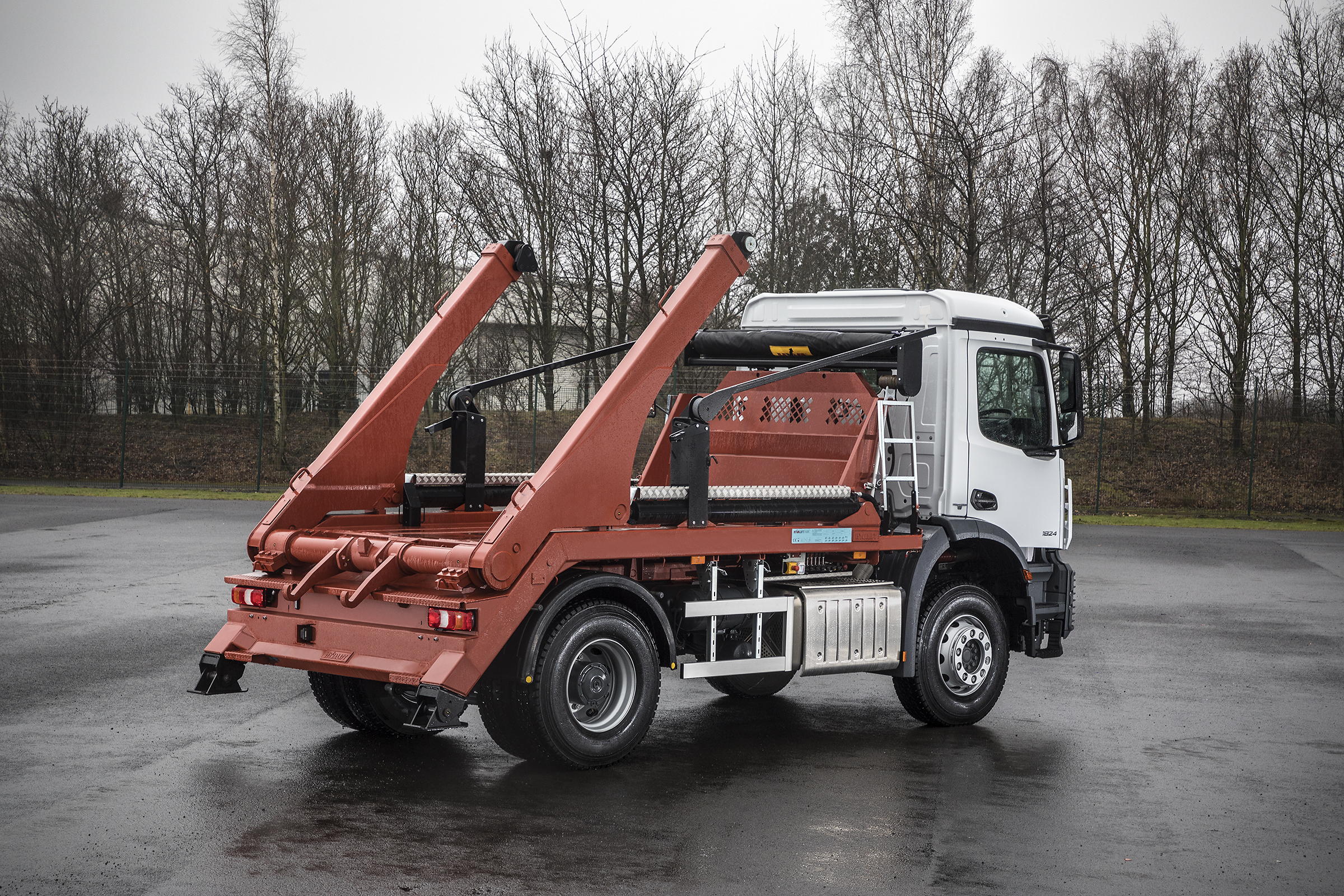 Workready_Hyva_Arocs_1824_skiploader_4x2_(27)