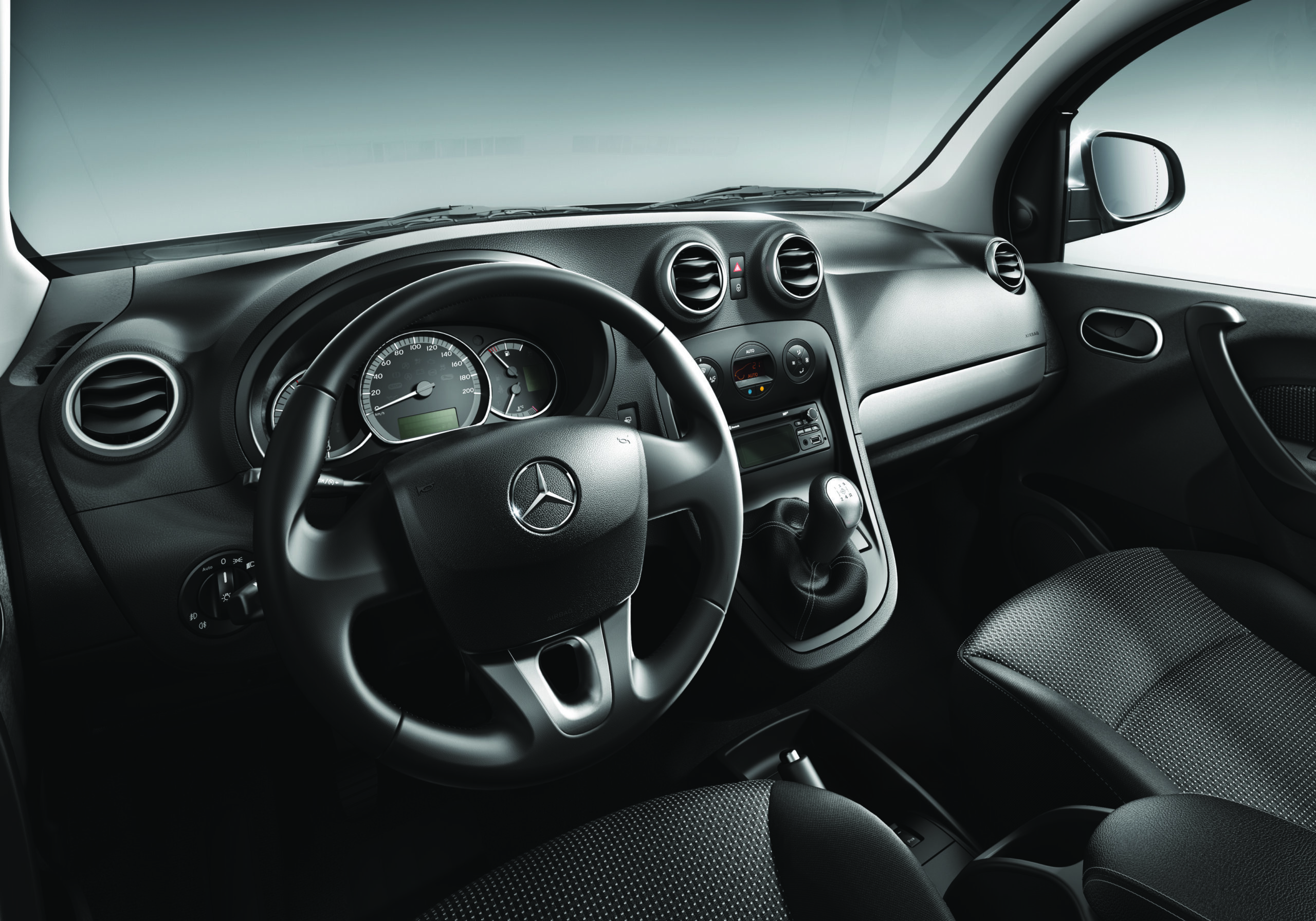 Citan Tourer, Radio mit CD-Laufwerk (EK3), Klimaanlage halbautomatisch geregelt, TEMPMATIC (HH9), Chrom-Paket Interieur (FP4), Lederlenkrad (CL3), Stoff Lima schwarz (VH5)
