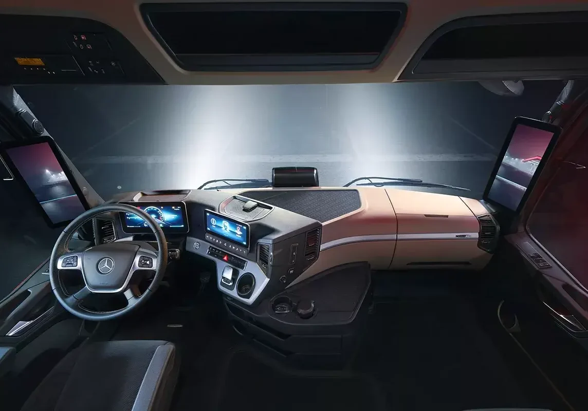 https___dxto1r4ggimee.cloudfront.net_uploads_new-vehicles_fullWidth_desktop_Actros-Edition-1-Interior