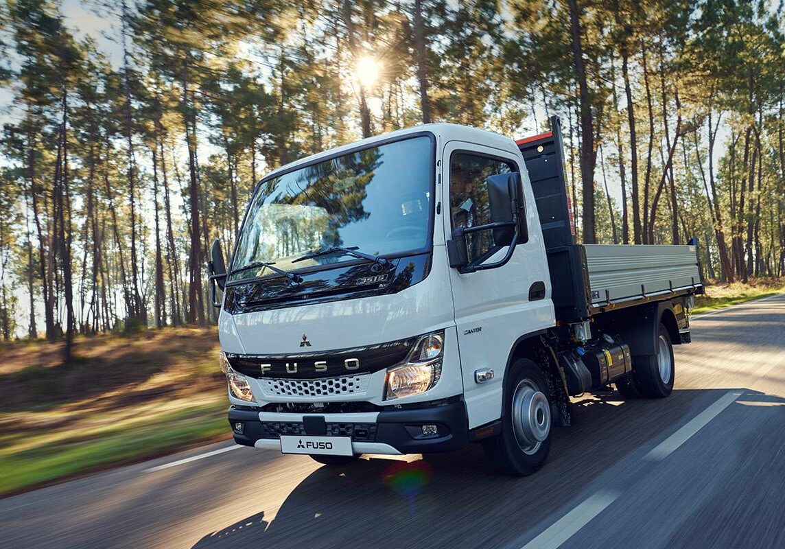 https___dxto1r4ggimee.cloudfront.net_uploads_new-vehicles_fullWidth_desktop_Mercedes-Benz-FUSO-Canter-002