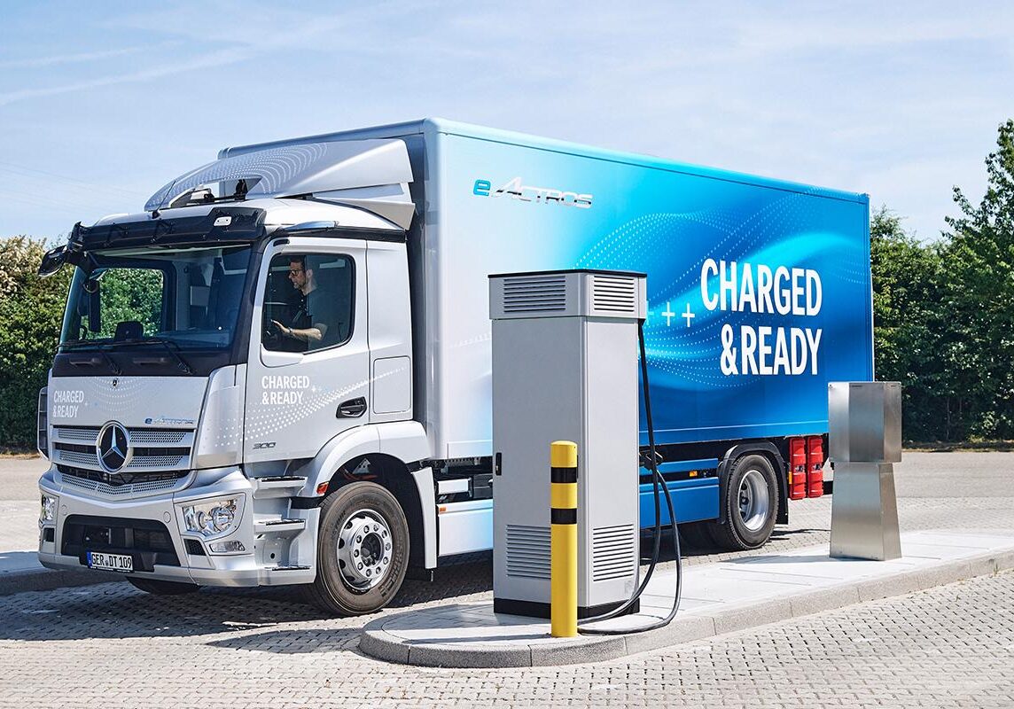 https___dxto1r4ggimee.cloudfront.net_uploads_new-vehicles_fullWidth_desktop_Mercedes-Benz-eActros-eStar-004