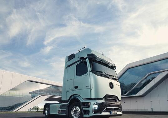 https___dxto1r4ggimee.cloudfront.net_uploads_new-vehicles_grid_240202_2024___Actros_L_ProCabin___Beauty___Image___RGB_MBT10668-2_2024-07-08-135057_wnpp