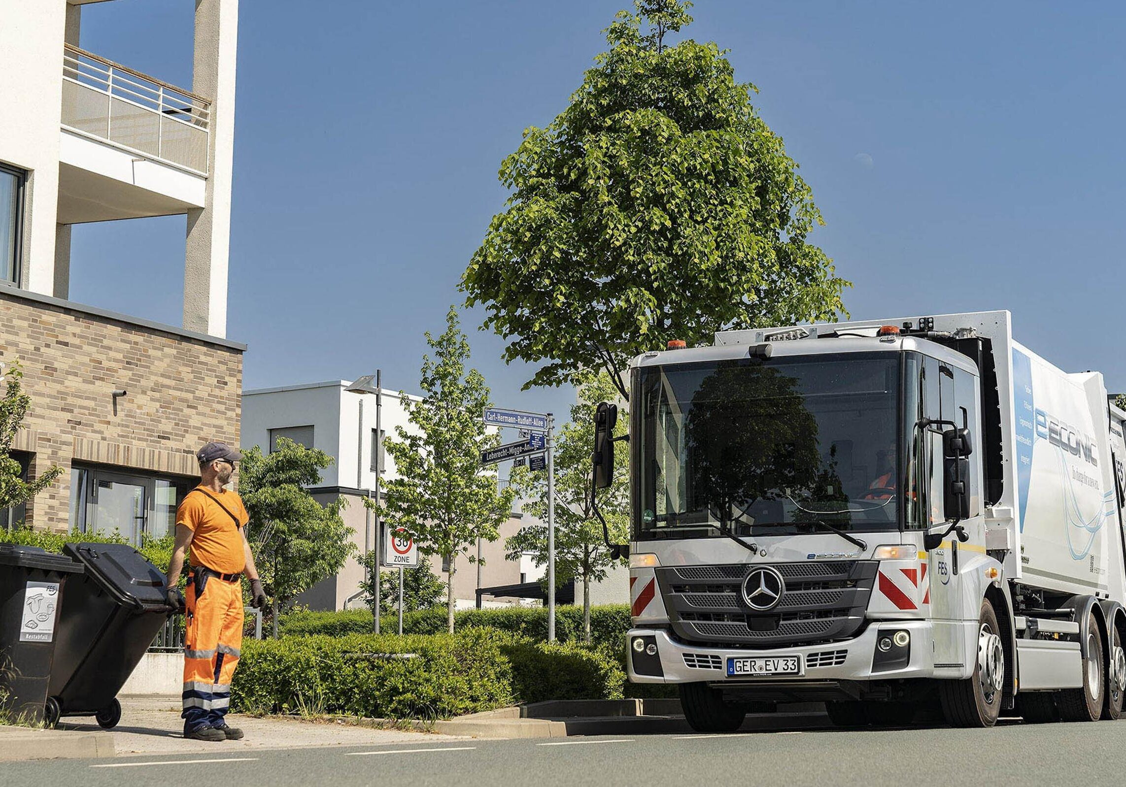 https___dxto1r4ggimee.cloudfront.net_uploads_new-vehicles_grid_Mercedes-Benz-eEconic-eStar-004