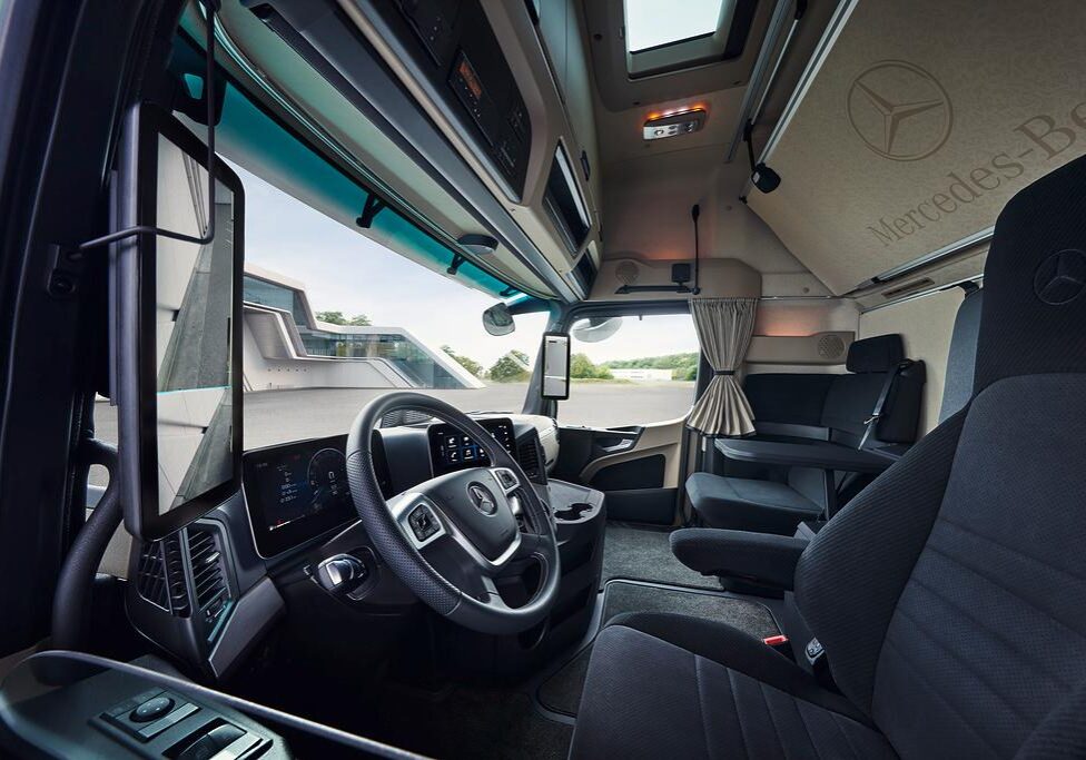 https___dxto1r4ggimee.cloudfront.net_uploads_new-vehicles_hero_desktop_240131_2024___Actros_L_ProCabin___Beauty___Image___RGB_MBT10673_2024-07-08-135328_vywc